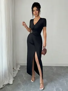 Elegante zwarte overslagjurk met V-hals, een metalen gesp en een sexy hoge split