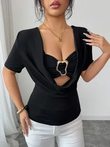 Elegante top nero a maniche corte con collo a cappuccio e fibbia a cuore dorata