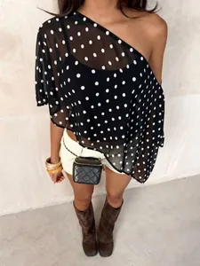 Einschultriges Chiffon-Oberteil mit Punkten, asymmetrischem Saum und lockerem Schnitt.