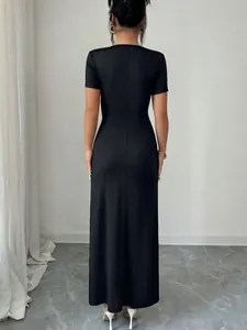 Elegante zwarte nauwsluitende maxi-jurk met korte mouwen en detail van de rugnaad.