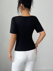 Vista posteriore di un elegante top estivo nero a maniche corte slim fit da donna chic
