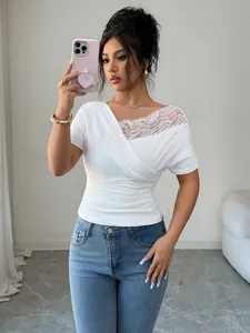 Asymmetrische witte top met blote schouder en kant voor een slanke pasvorm voor dames
