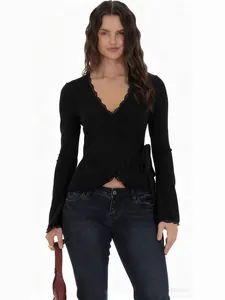Elegantes schwarzes Wickeltop für Damen mit Spitze und Bindegürtel in der Taille