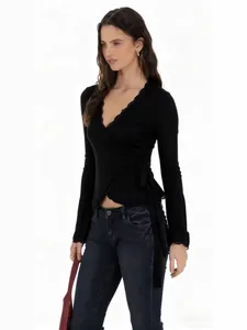 Schwarzes Slim-Fit-Wickelshirt mit V-Ausschnitt, Spitze und Bindeband an der Taille