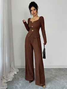 Elegante set in maglia marrone con top a scollo quadrato e pantaloni a gamba larga