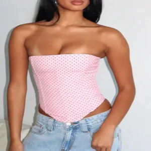 Top corsé rosa de lunares a la moda con cintura de espina de pescado y cordones detrás