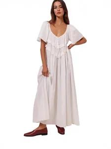 Elegante abito lungo bianco con volant, maniche a campana e una scollatura profonda