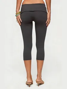 Pantalon corsaire gris anthracite taille haute pour femme, coupe moulante et chic.