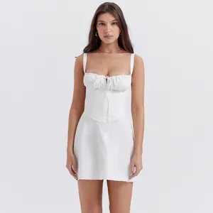 Dettaglio mini abito bianco con scollo a cuore, busto arricciato e vita a corsetto