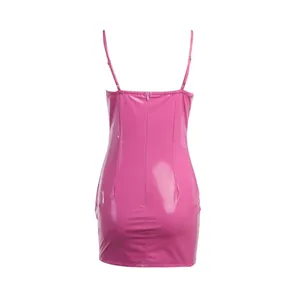 Vista trasera de un mini vestido ajustado rosa Barbie brillante con tirantes finos