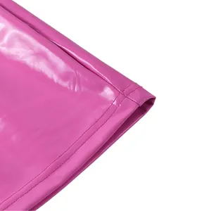Primer plano de un vestido de cuero PU rosa Barbie brillante con dobladillo de doble costura