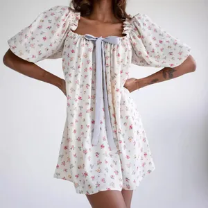 Vestido babydoll floral vintage con mangas abullonadas y lazo en el escote cuadrado