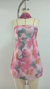 Gedetailleerde weergave van de bloemenprint op deze roze halterjurk voor dames chic.