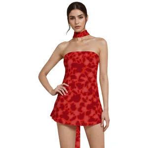 Elegante strapless mini-jurk met rode luipaardprint en bijpassende choker op model