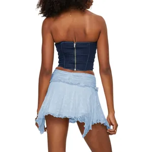 Rückansicht des hellblauen zweilagigen Spitzen-Minirocks mit unregelmäßigem Rüschensaum.