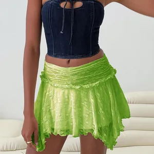 Detailansicht des grünen Low-Waist-Spitzen-Minirocks mit unregelmäßigem Rüschensaum.