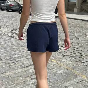 Πίσω όψη από ναυτικό μπλε casual σορτς με ψηλή μέση σε πλακόστρωτο δρόμο της πόλης
