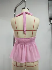 Λεπτομερής πίσω όψη ενός ροζ σιφόν halter top με κομψό σχέδιο με δέσιμο στην πλάτη