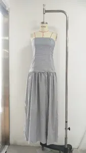 Elegante vestido largo francés de cuadros vichy en blanco y negro sobre un maniquí.