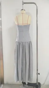 Vista trasera de un vestido largo palabra de honor de cuadros vichy blanco y negro en maniquí
