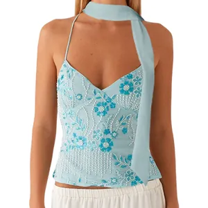 Detailansicht hellblaues Halter-Top mit aufwendiger Blumenperlenstickerei und Pailletten