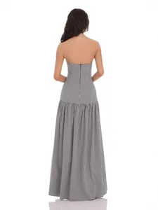 Elegante vestido maxi palabra de honor estilo francés a cuadros blancos y negros y falda plisada