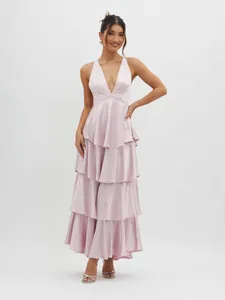 Elegantes rückenfreies Stufen-Maxikleid in Hellrosa mit tiefem V-Ausschnitt