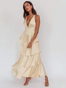 Elegantes champagnerfarbenes Stufen-Maxikleid mit Spaghettiträgern und V-Ausschnitt