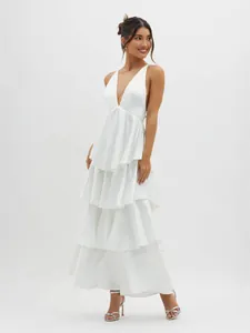 Elegantes weißes gestuftes Chiffon-Maxikleid mit tiefem V-Ausschnitt und rückenfrei