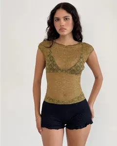 Top corto de encaje verde oliva de estilo francés con pantalones cortos negros con volantes
