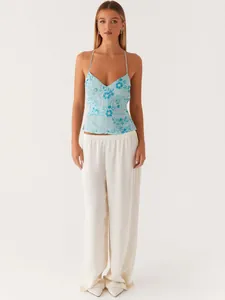 Hellblaues Camisole mit Blumenstickerei und Perlenverzierung für den Sommer.