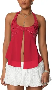 Λεπτομέρεια του κόκκινου σιφόν halter top με παγιέτες και βαθύ σκίσιμο μπροστά