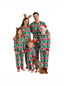 Set di pigiama natalizi coordinati per tutta la famiglia con stampe festive di renne