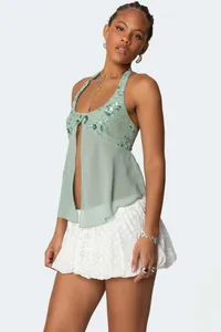 Λεπτομέρεια από ανοιχτό πράσινο σιφόν halter top με πούλιες και χάντρες κεντήματα