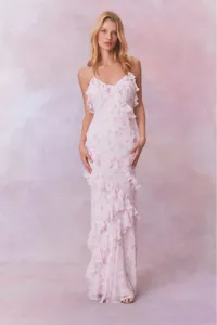 Abito lungo bianco floreale con balze e spalline sottili per un look estivo romantico