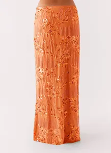 Elegante oranje maxi-rok met ingewikkelde bloemenborduurwerk en glinsterende pailletten.