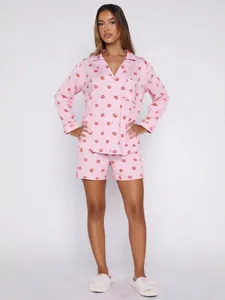 Ensemble de pyjama rose deux pièces élégant pour femmes avec imprimé lèvres rouges
