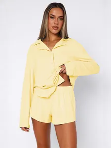 Ensemble pyjama deux pièces jaune pâle avec chemise à manches longues et short assorti