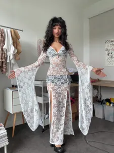 Robe longue élégante en dentelle blanche avec manches cloches et fentes pour femmes