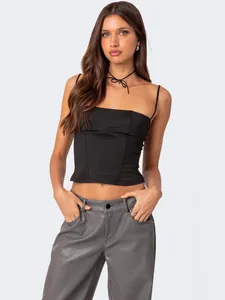 Top a corsetto in raso nero alla moda con spalline sottili e dettagli a stecche