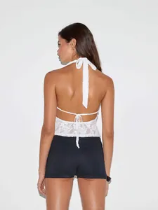 Top sexy con scollo all'americana in pizzo bianco con schiena scoperta e lacci regolabili