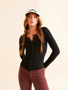 Modieus zwart geribd vest met lange mouwen en knoopsluiting voor dames, herfst