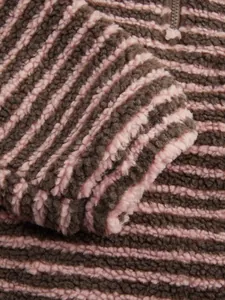 Nahaufnahme der rosa-braun gestreiften Fleece-Textur mit Reißverschluss-Detail