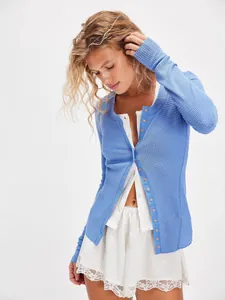 Blauwe damesvest met lange mouwen in wafelbreisel en knoopsluiting aan voorkant