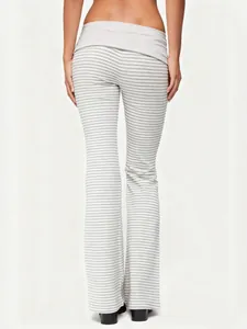 Vue de dos d'un mannequin portant un pantalon évasé à rayures grises et blanches taille basse