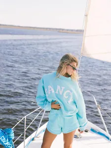 Conjunto casual de sudadera y pantalones cortos azules con letras blancas