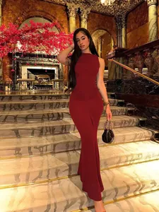 Elegante abito lungo rosso senza maniche con vita a pieghe per eventi di gala estivi