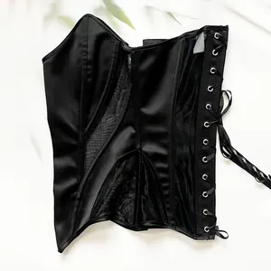 Detailansicht eines schwarzen Corsagen-Oberteils aus Satin und Mesh mit seitlicher Schnürung
