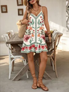Καλοκαιρινό λευκό μίνι φόρεμα σε στυλ boho με πολύχρωμα φλοράλ prints και λαιμόκοψη V