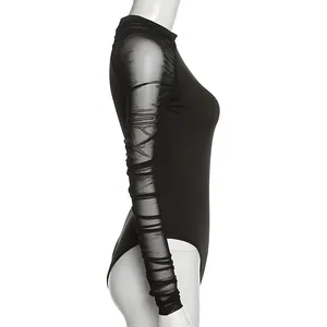 Vue détaillée des manches longues en tulle froncé noir sur un body pour femme
